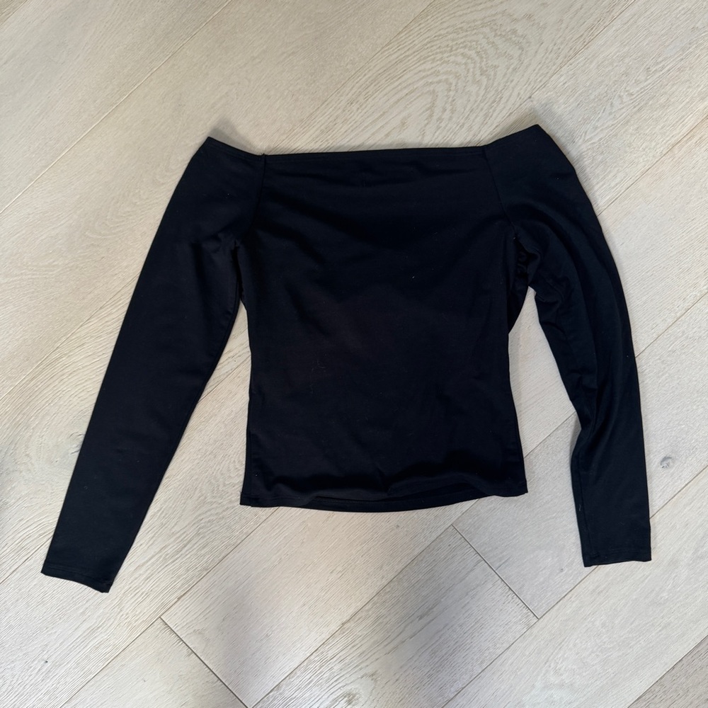 Few Moda Black Off-Shoulder Top with Rosette - Picture 5 of 5